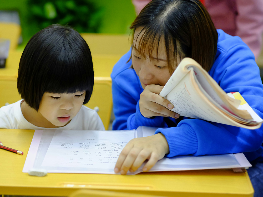 jerry-wang-KV9F7Ypl2N0-unsplash Mon helping daughter