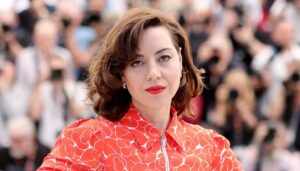 Aubrey Plaza makes debut red carpet...